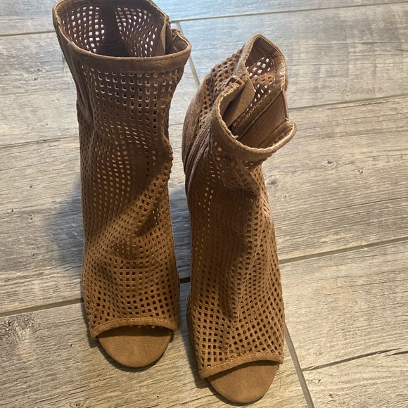 Heels - Picture 2 of 2